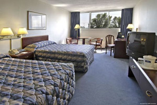 Howard Johnson Plaza Green Bay WI